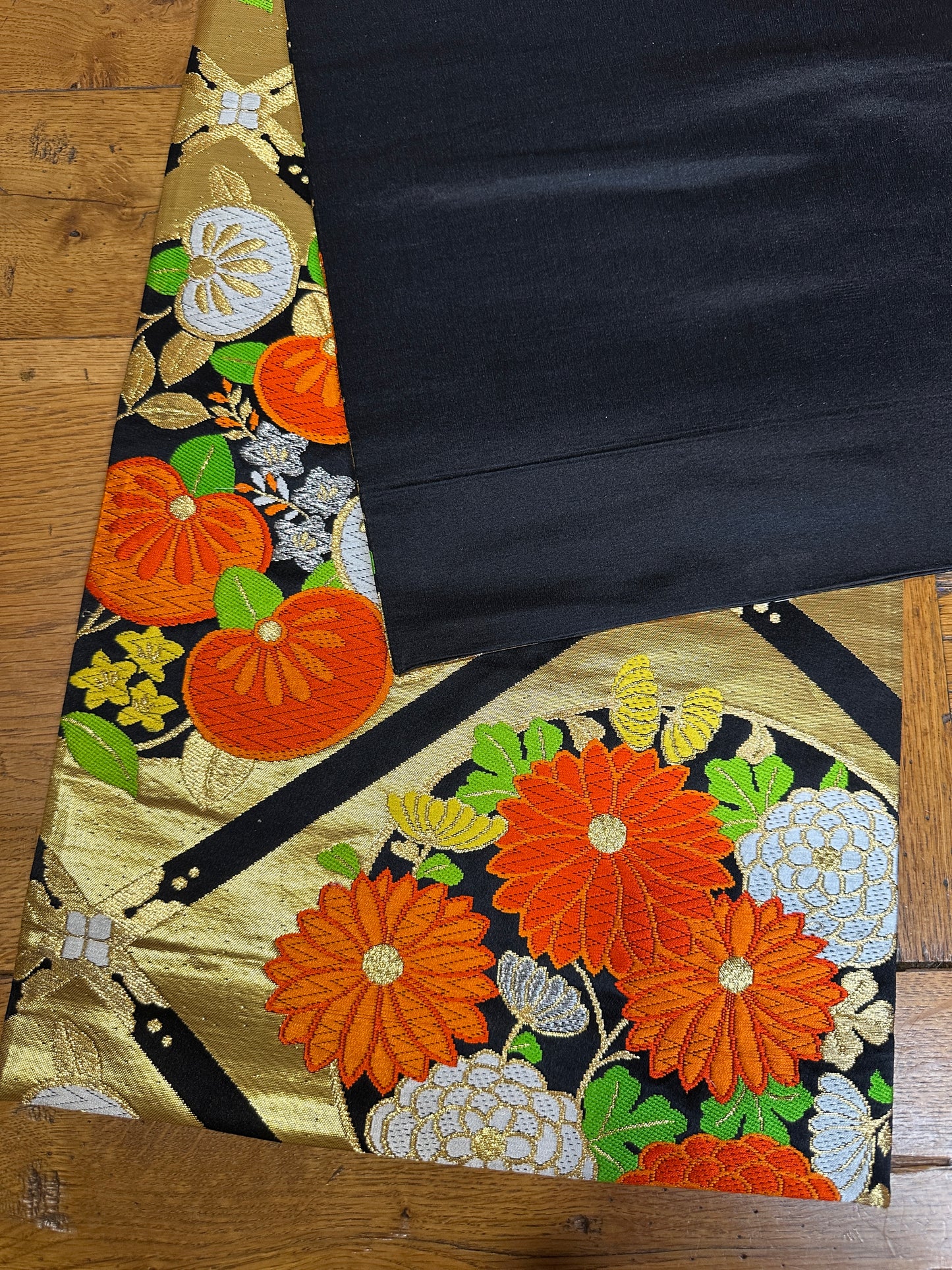 Chemin de table Obi en soie Neuf