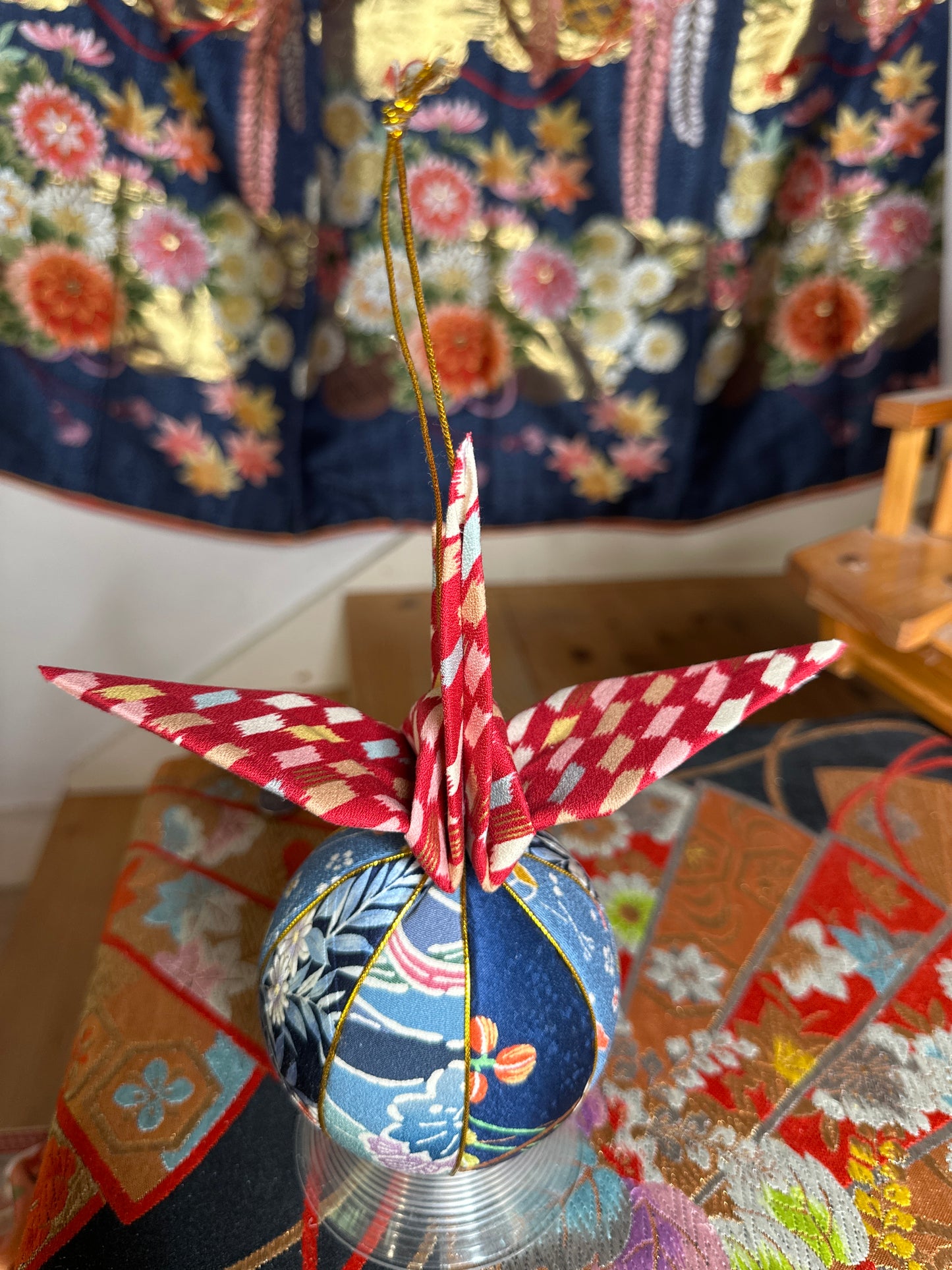 Boule décoratif en soie avec grue japonaise en coton