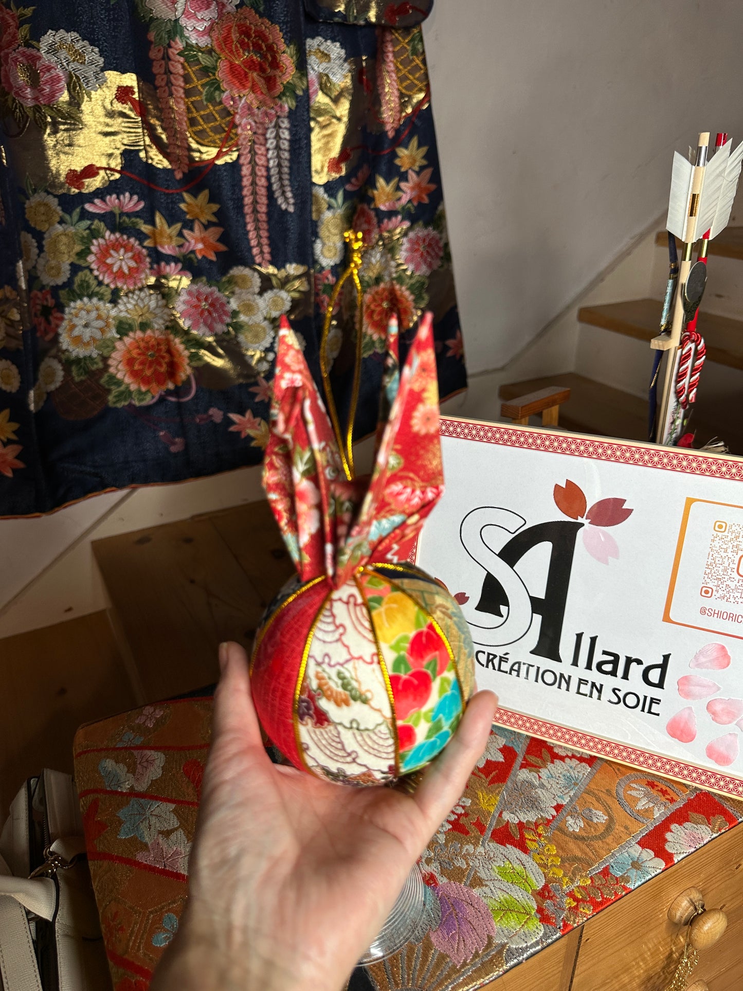 Boule de décoration en soie avec grue oiseau