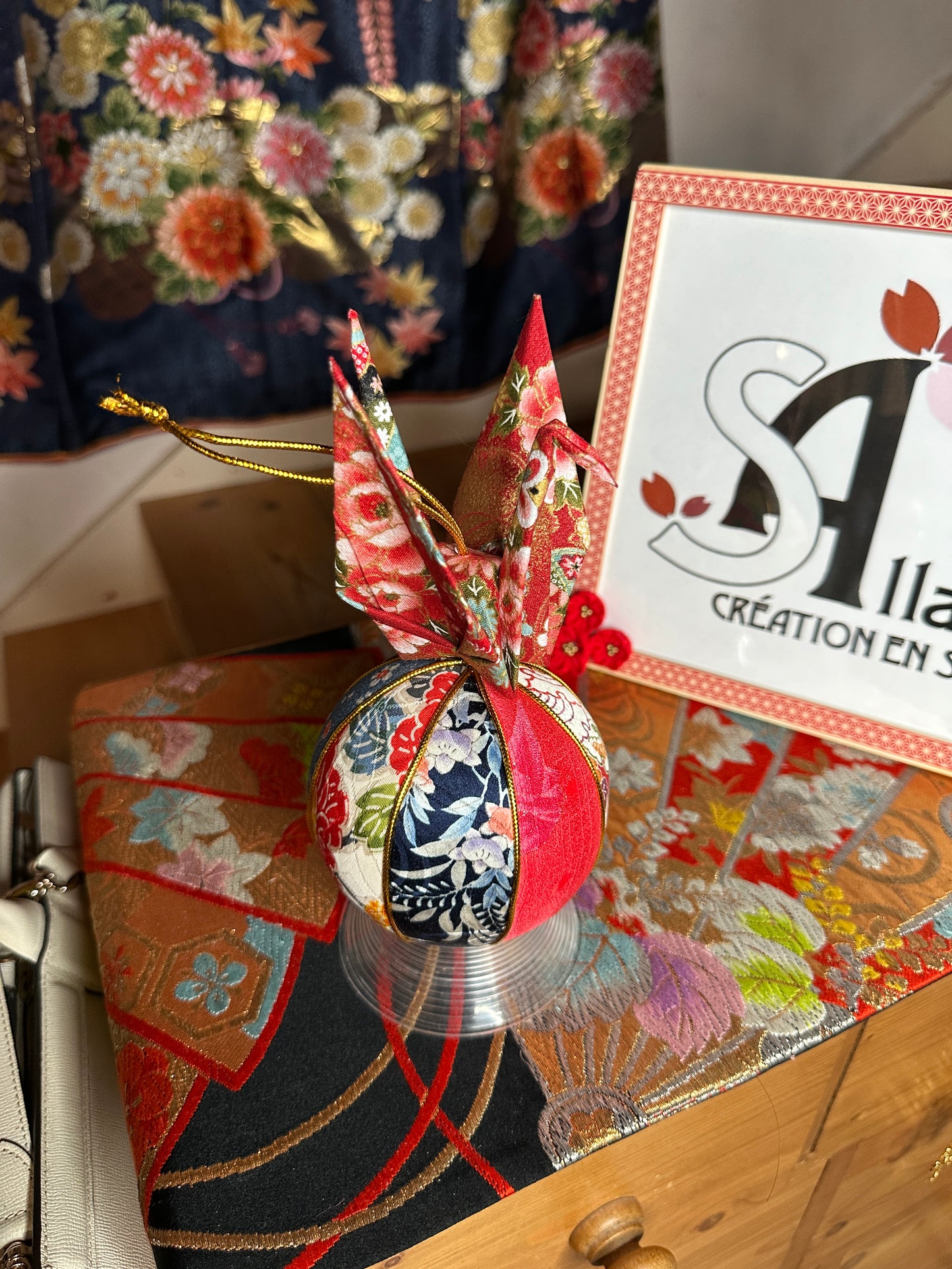 Boule de décoration en soie avec grue oiseau