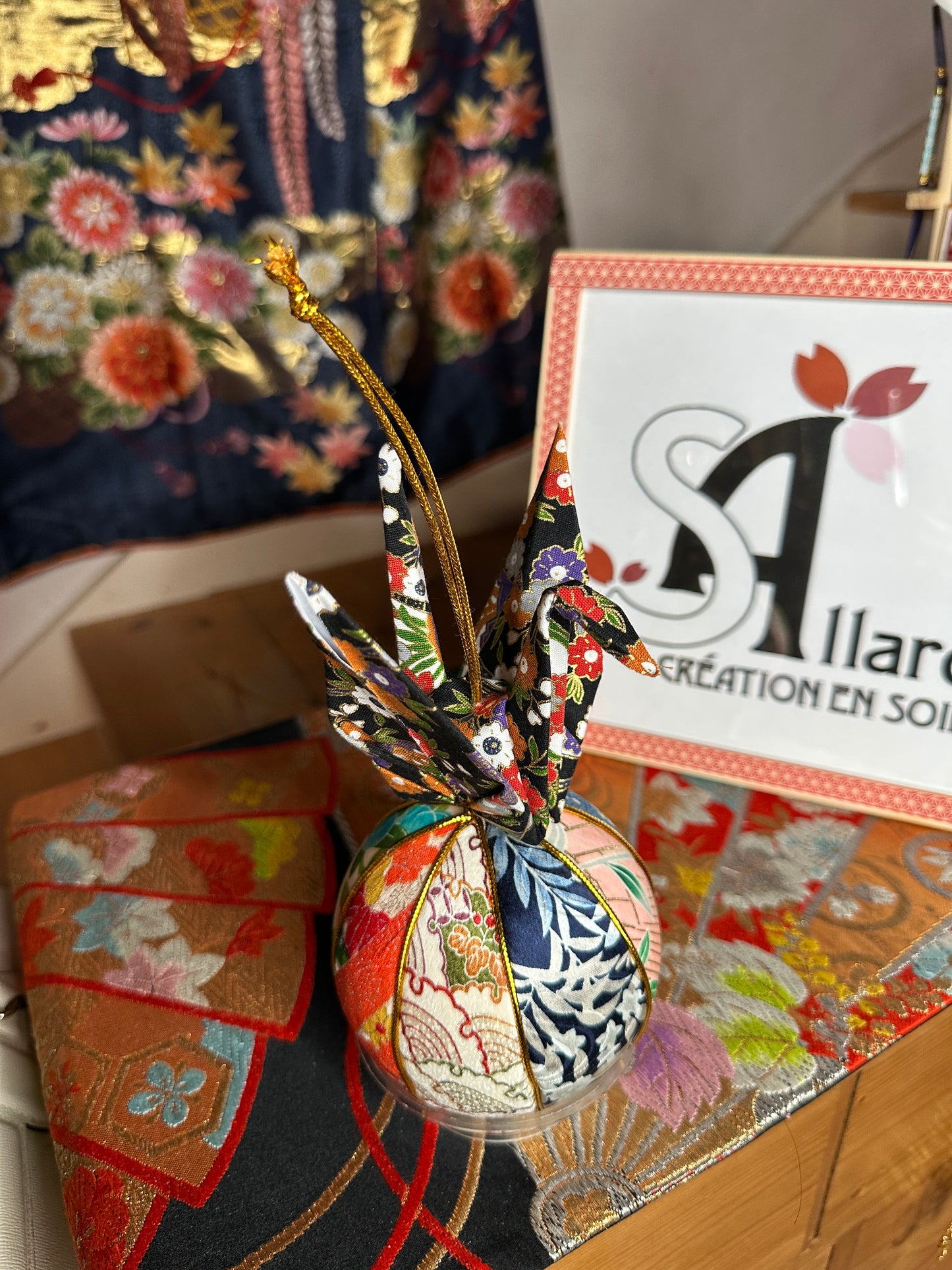 Decoration maison grue oiseau japonais avec boule de noël