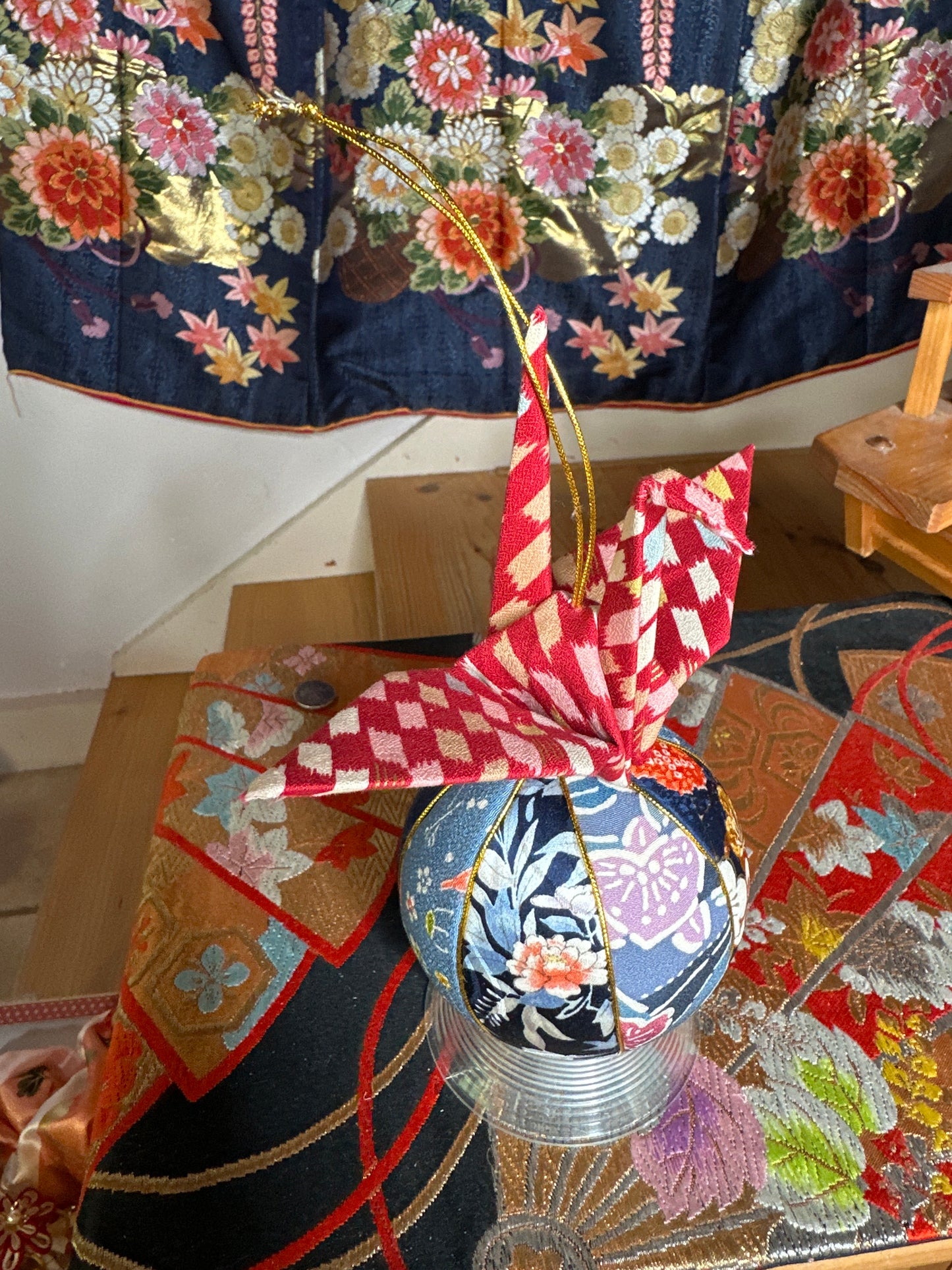 Boule décoratif en soie avec grue japonaise en coton