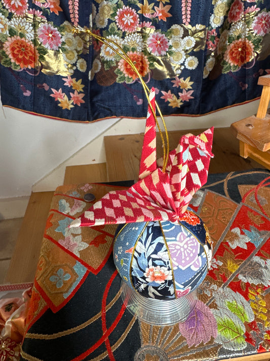 Boule décoratif en soie avec grue japonaise en coton
