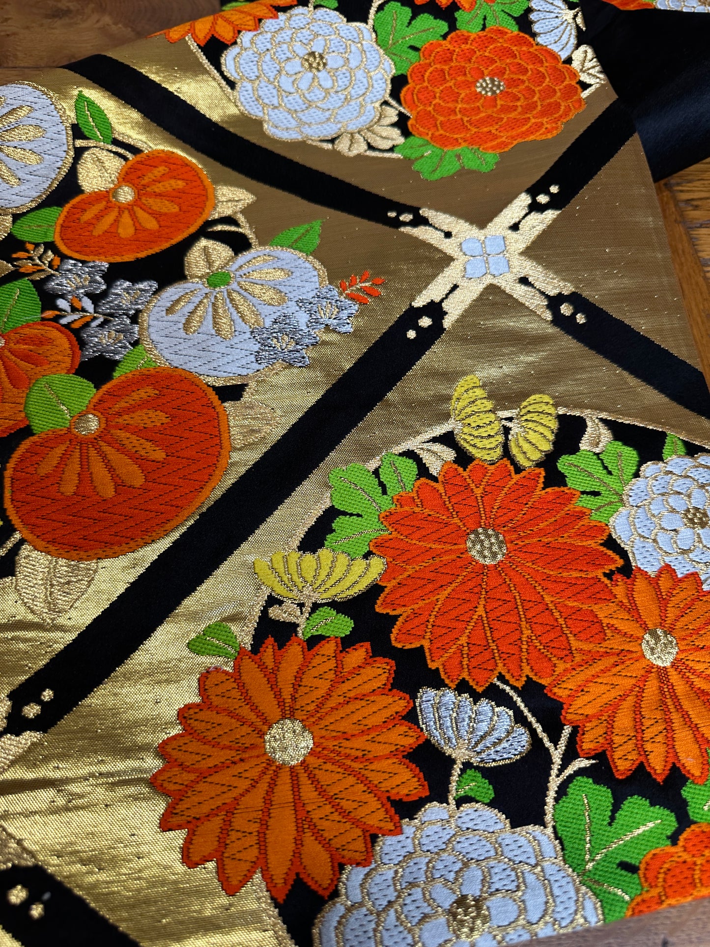 Chemin de table Obi en soie Neuf