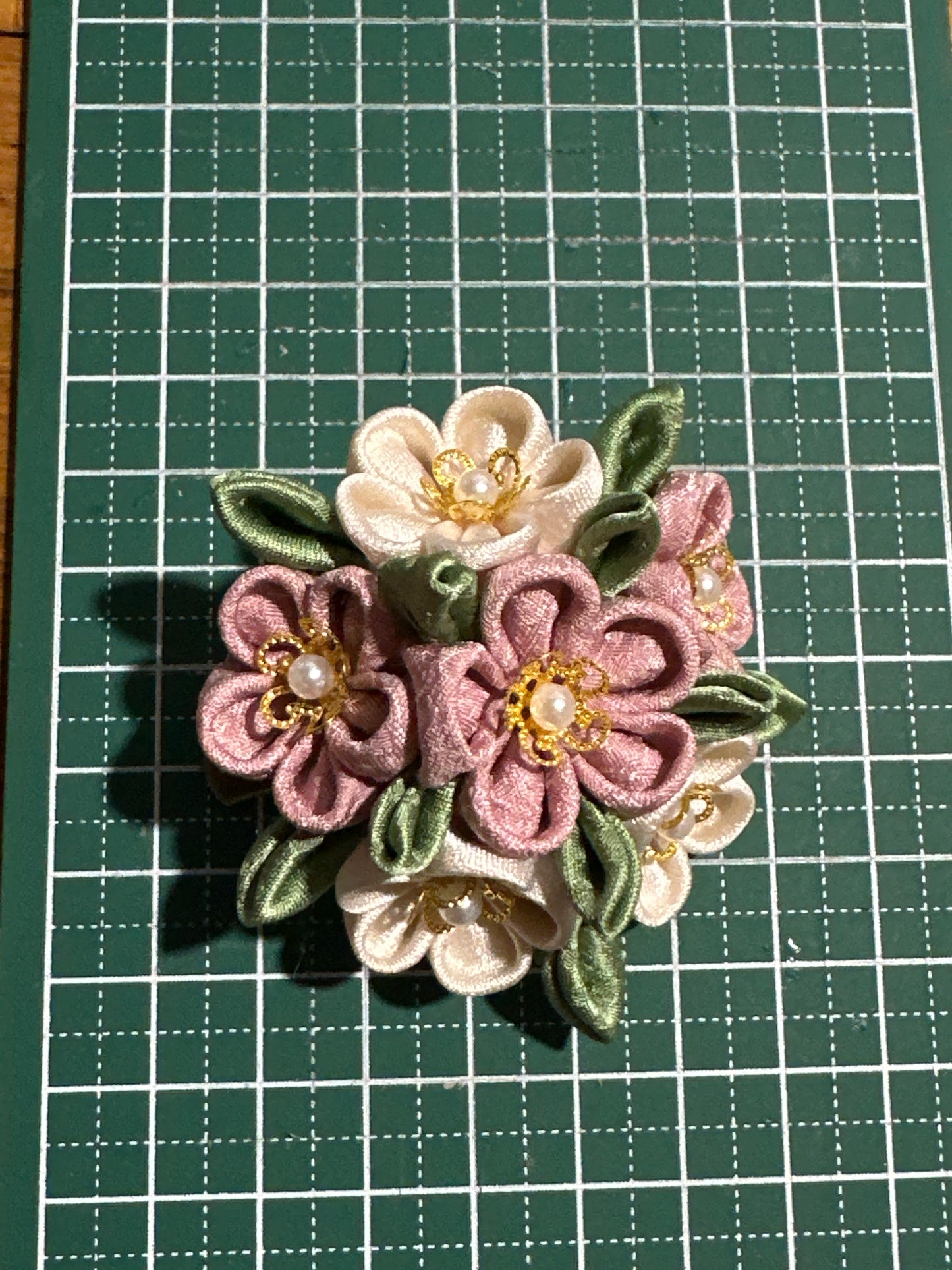 Pince broche kimono japonais en soie Tsumamisaiku