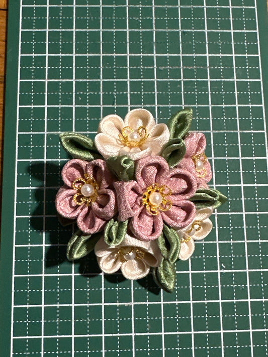 Pince broche kimono japonais en soie Tsumamisaiku