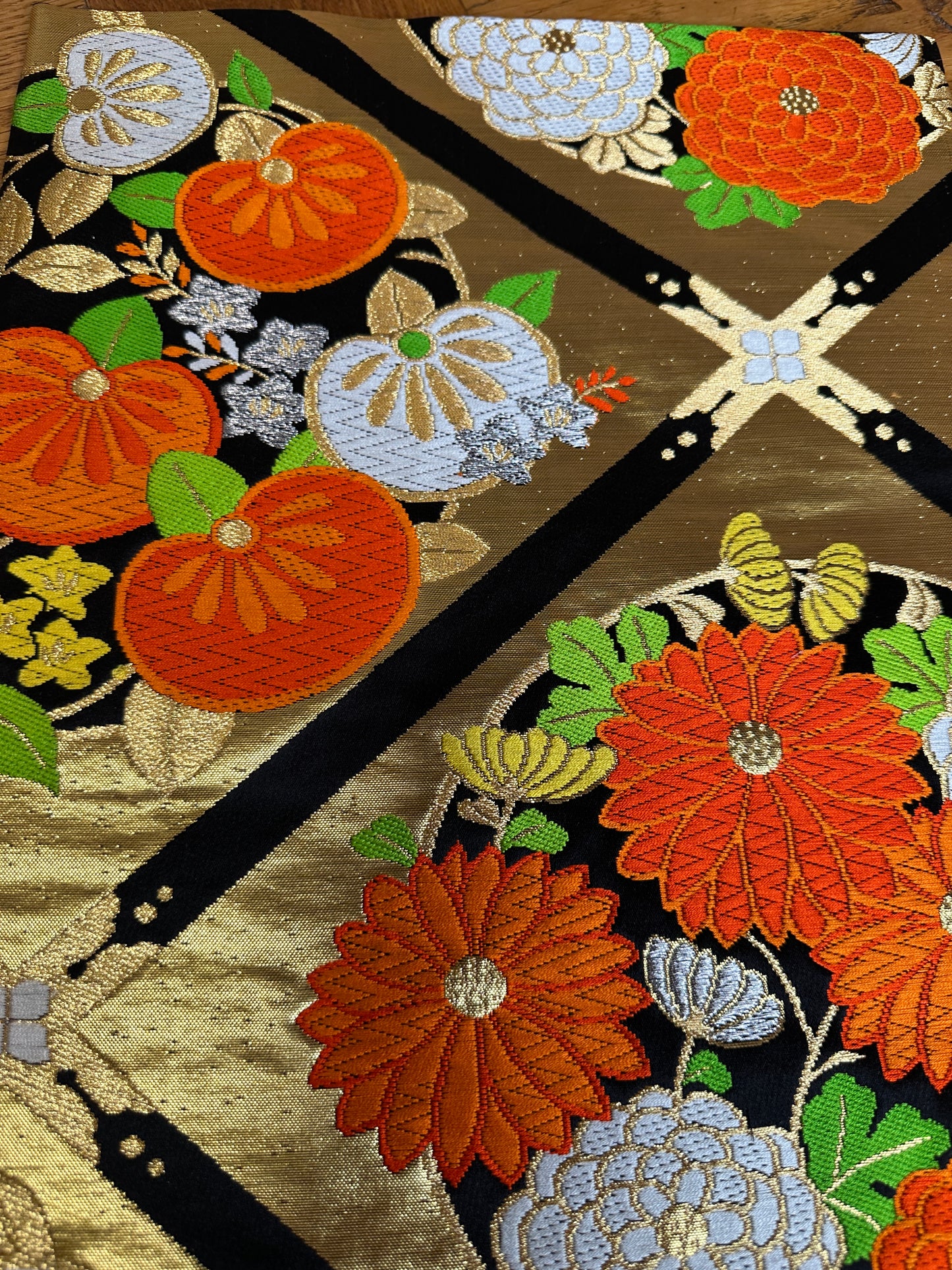 Chemin de table Obi en soie Neuf