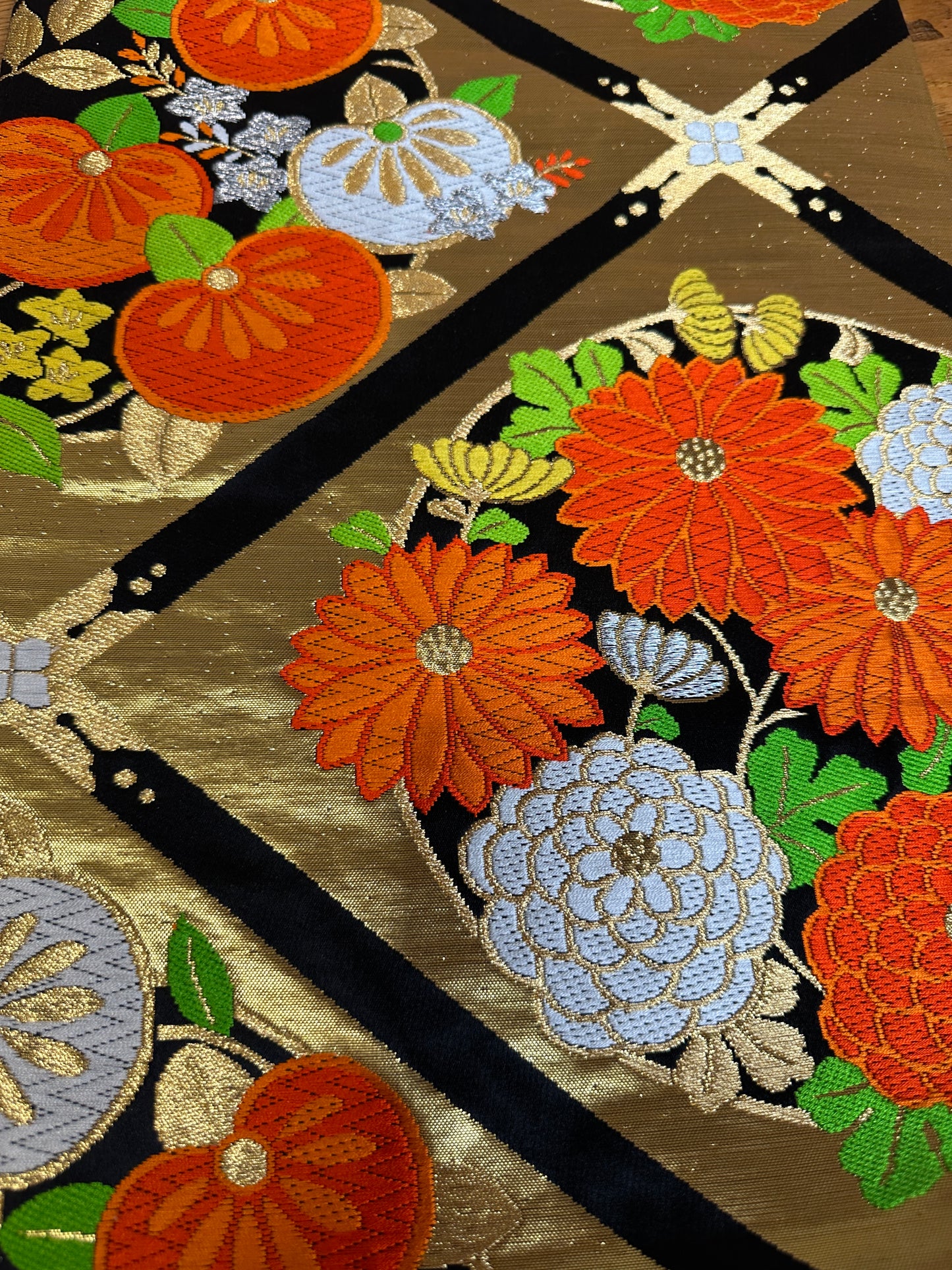 Chemin de table Obi en soie Neuf