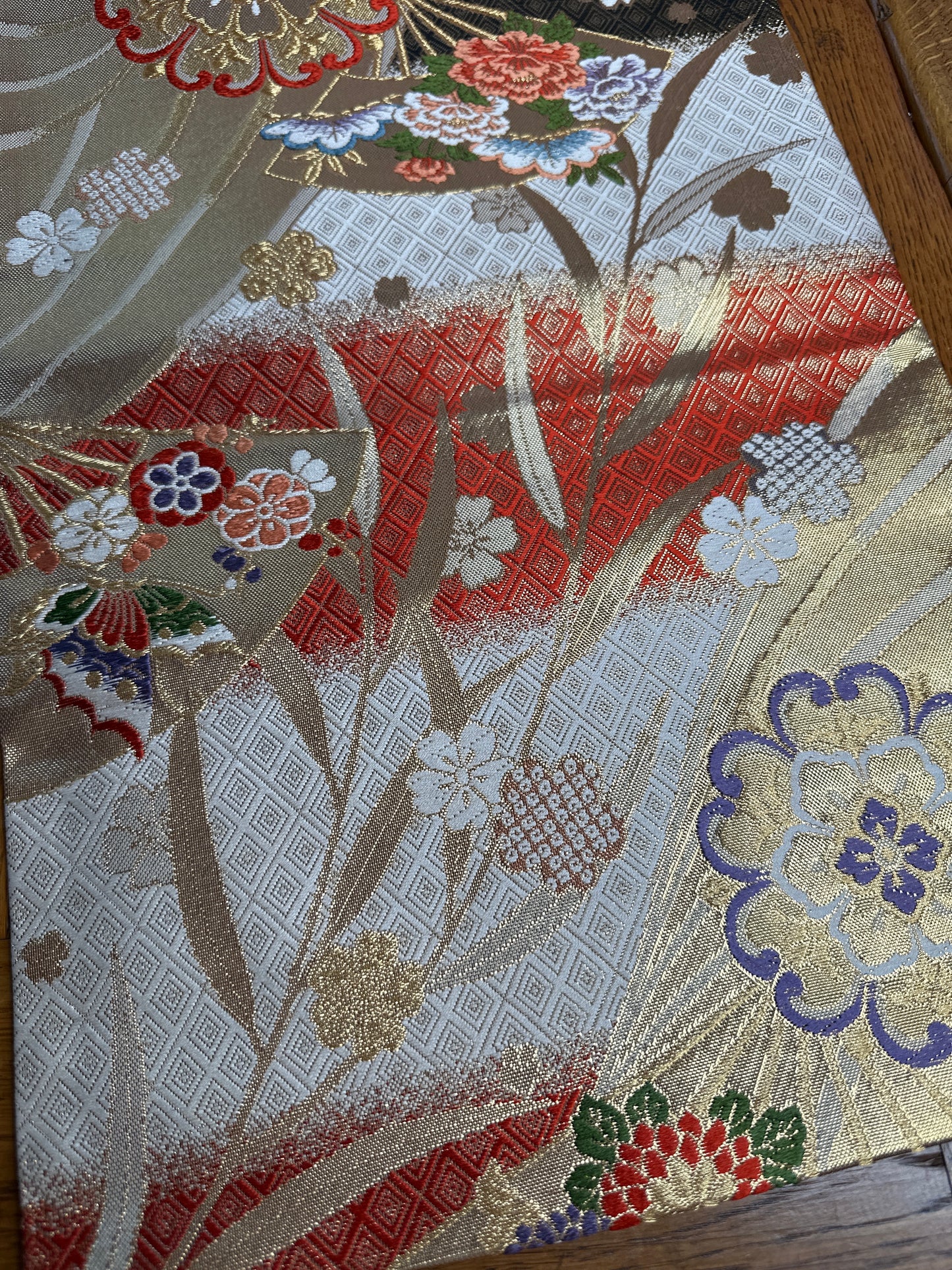 Chemin de table Obi en soie Neuf