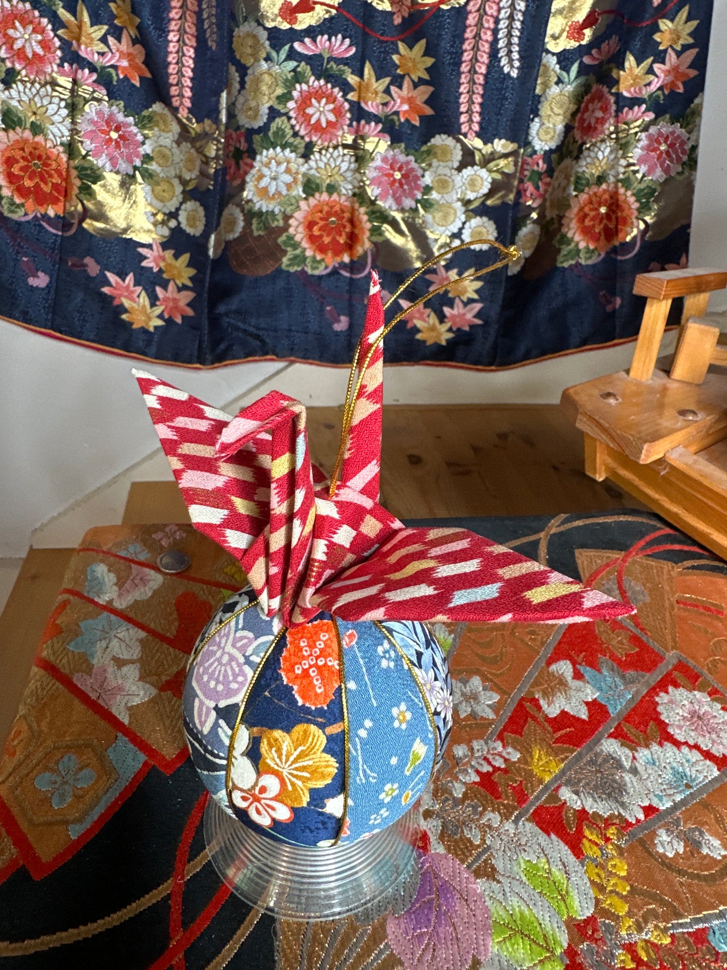 Boule décoratif en soie avec grue japonaise en coton