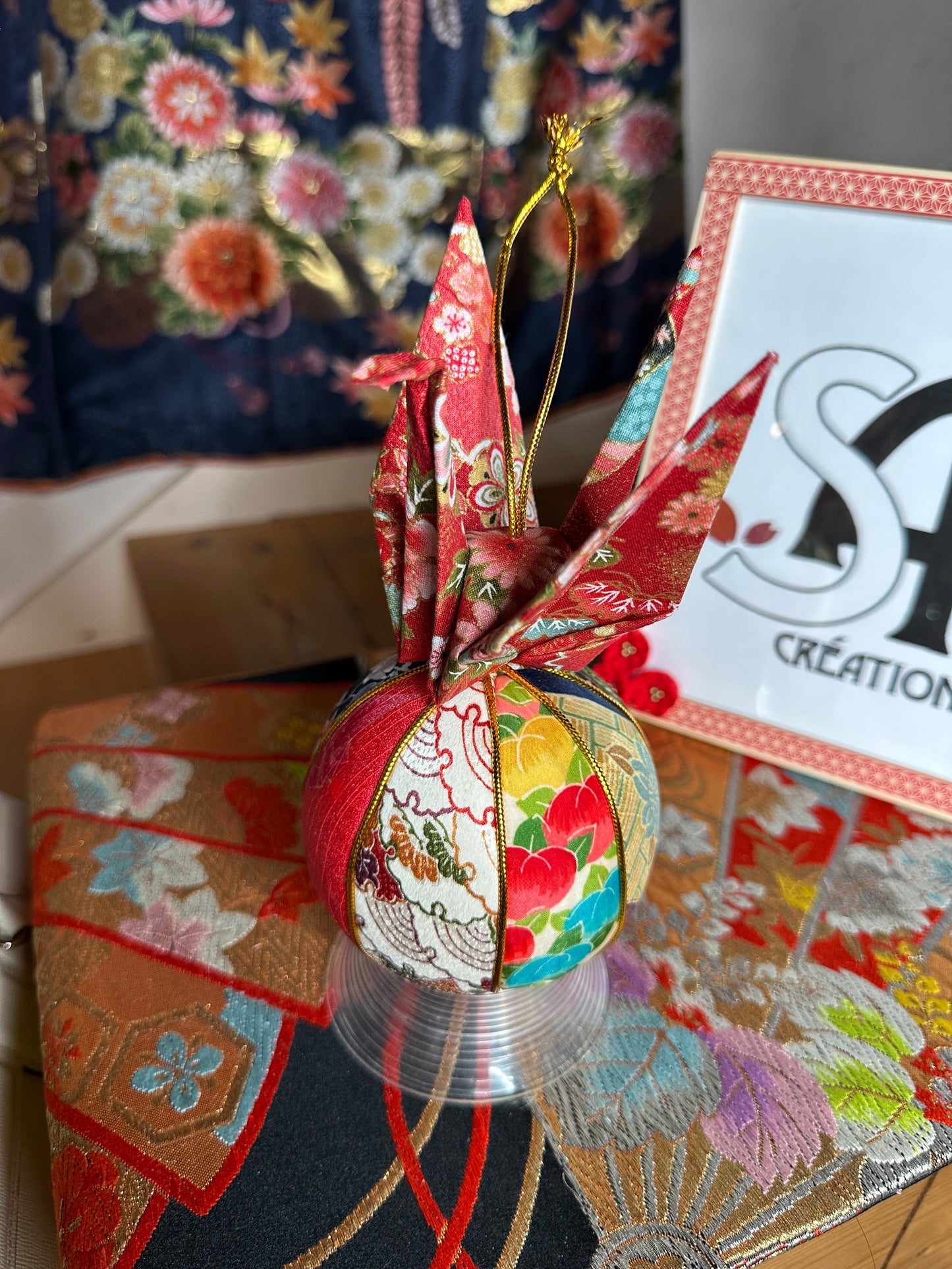 Boule de décoration en soie avec grue oiseau
