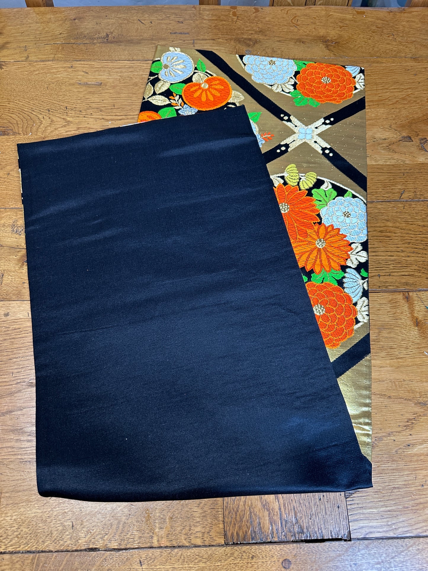 Chemin de table Obi en soie Neuf