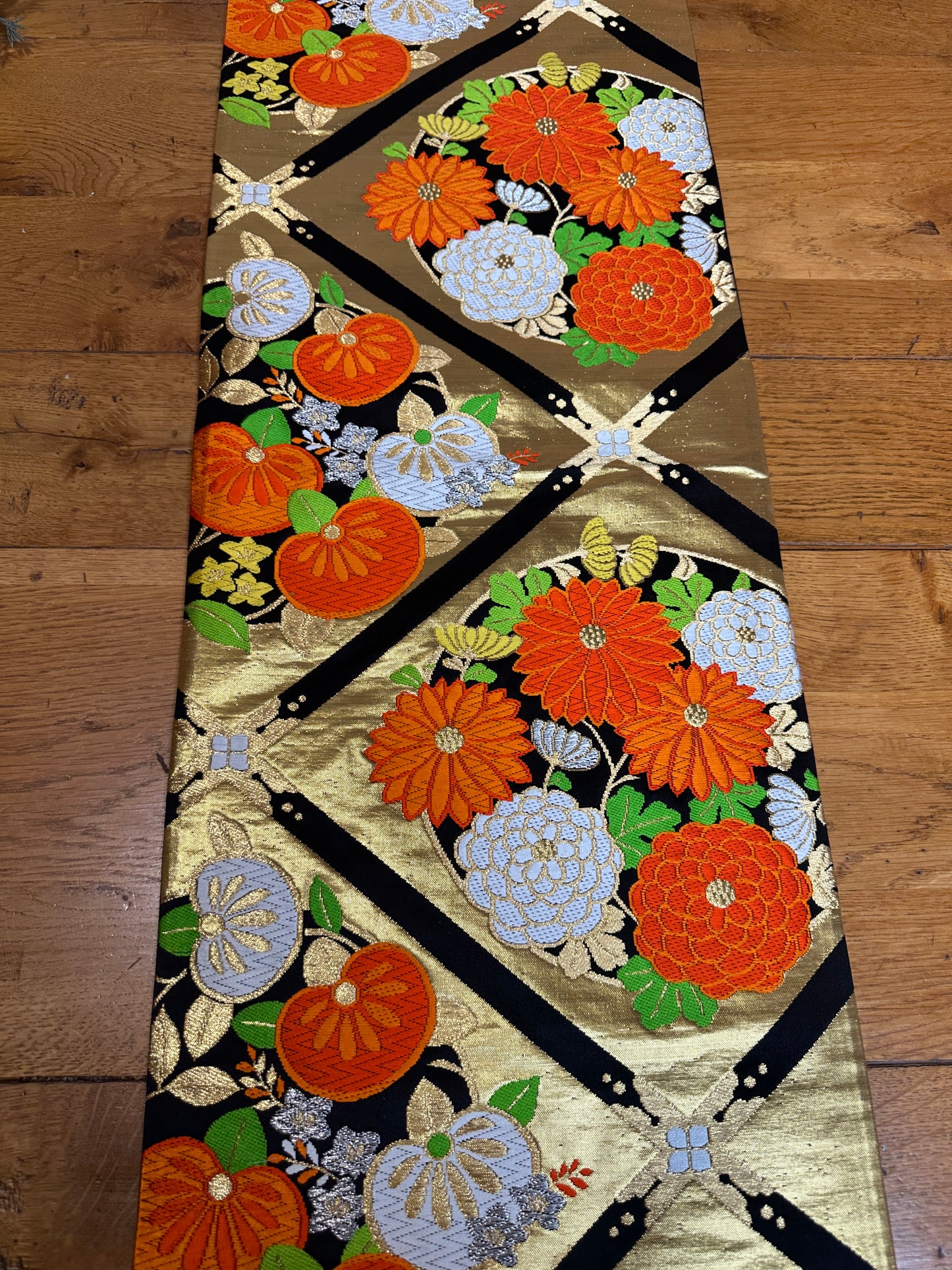 Chemin de table Obi en soie Neuf