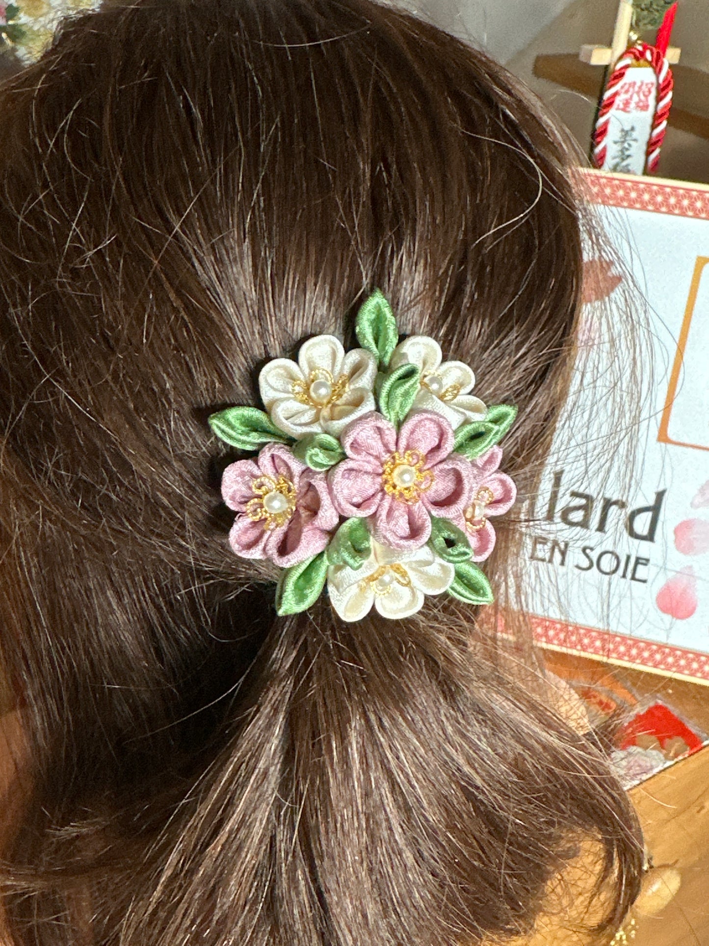 Pince broche kimono japonais en soie Tsumamisaiku