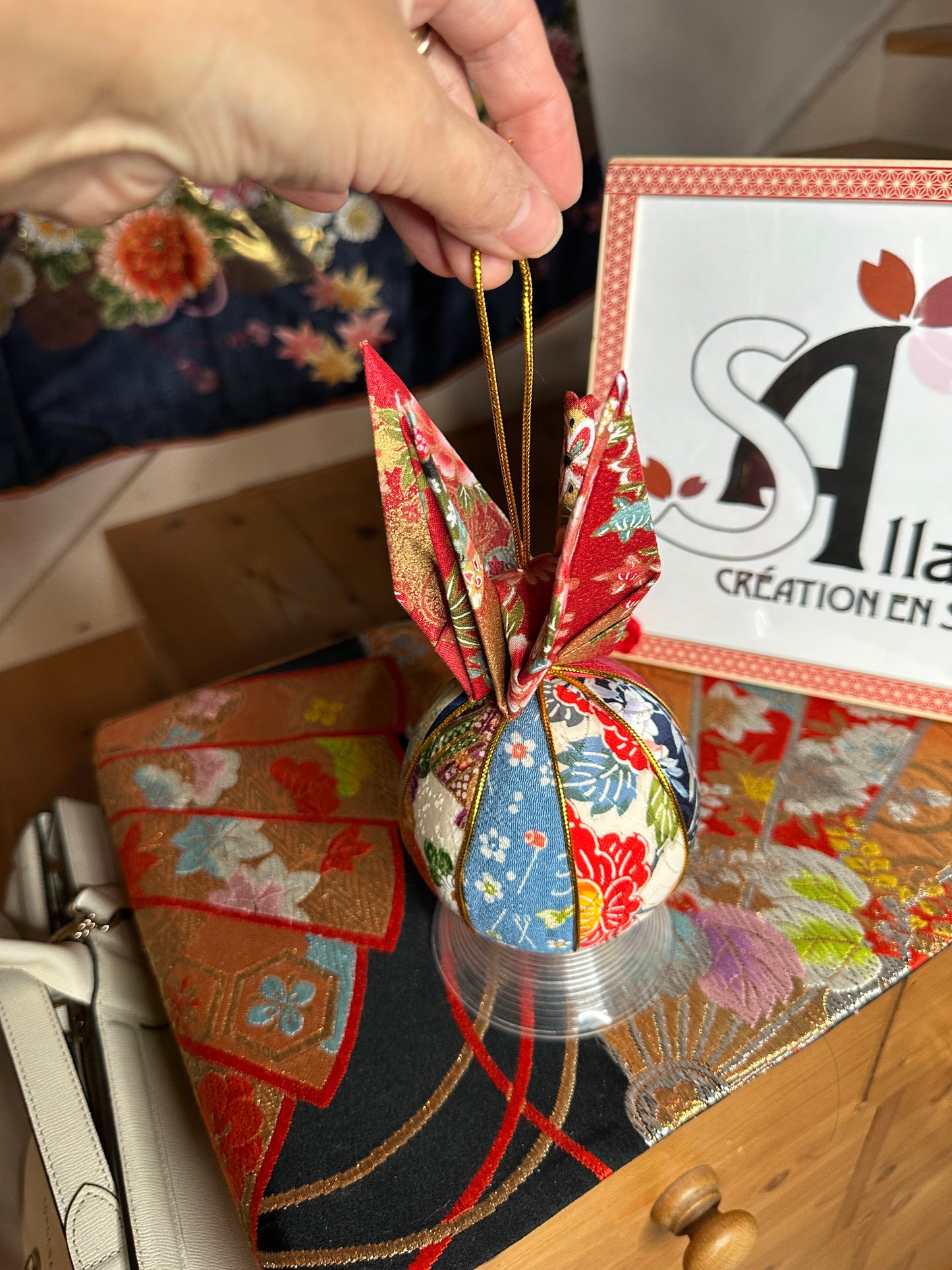 Boule de décoration en soie avec grue oiseau