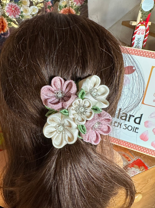 Pince broche Tsumamisaiku kimono japonais en soie