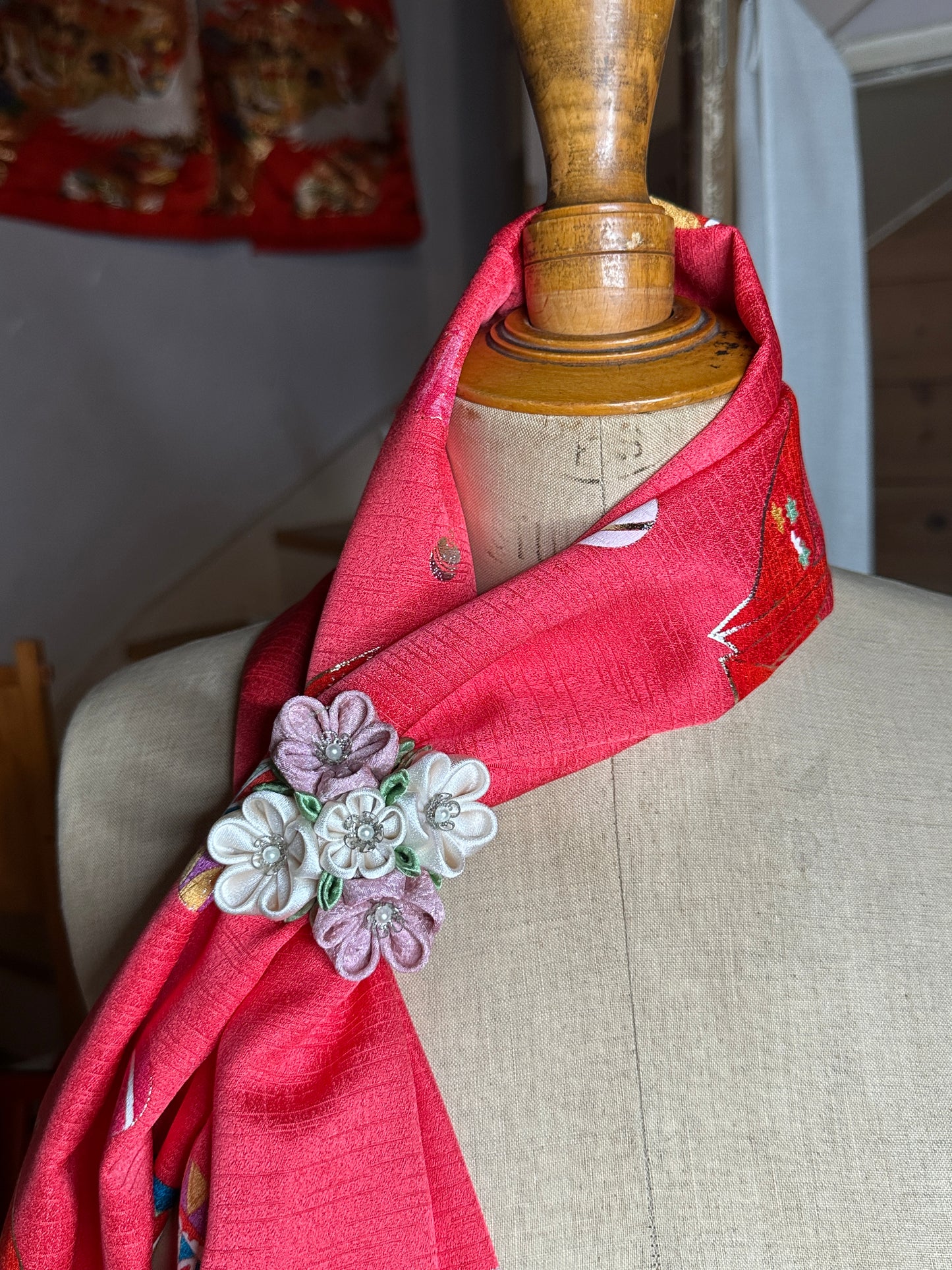 Pince broche Tsumamisaiku kimono japonais en soie
