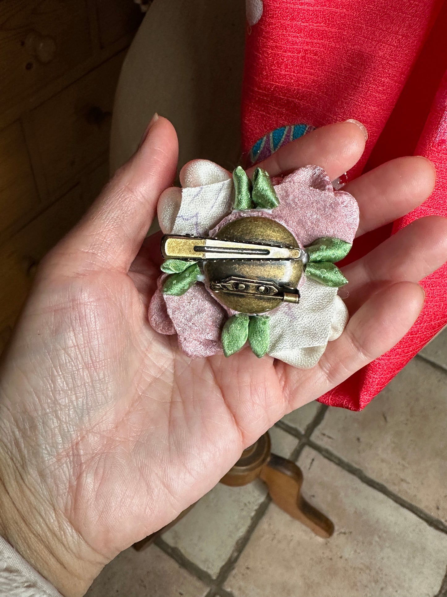 Pince broche Tsumamisaiku kimono japonais en soie