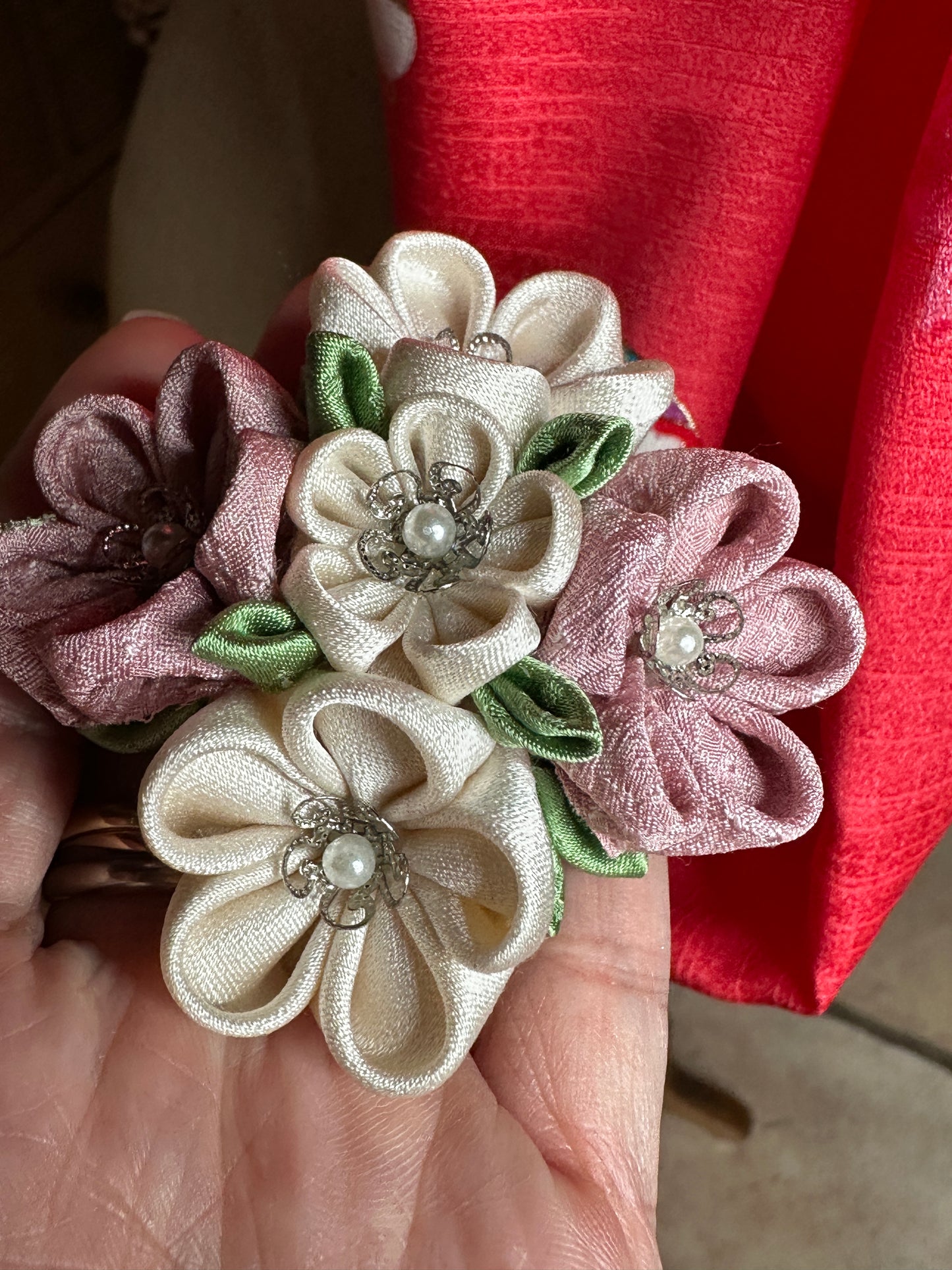 Pince broche Tsumamisaiku kimono japonais en soie