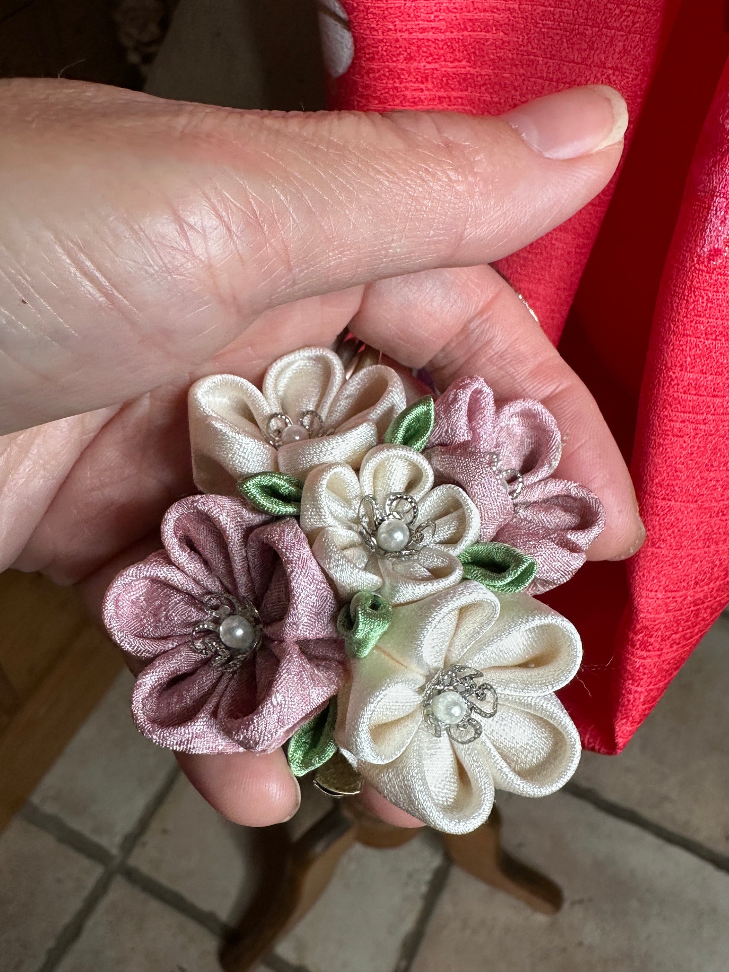 Pince broche Tsumamisaiku kimono japonais en soie