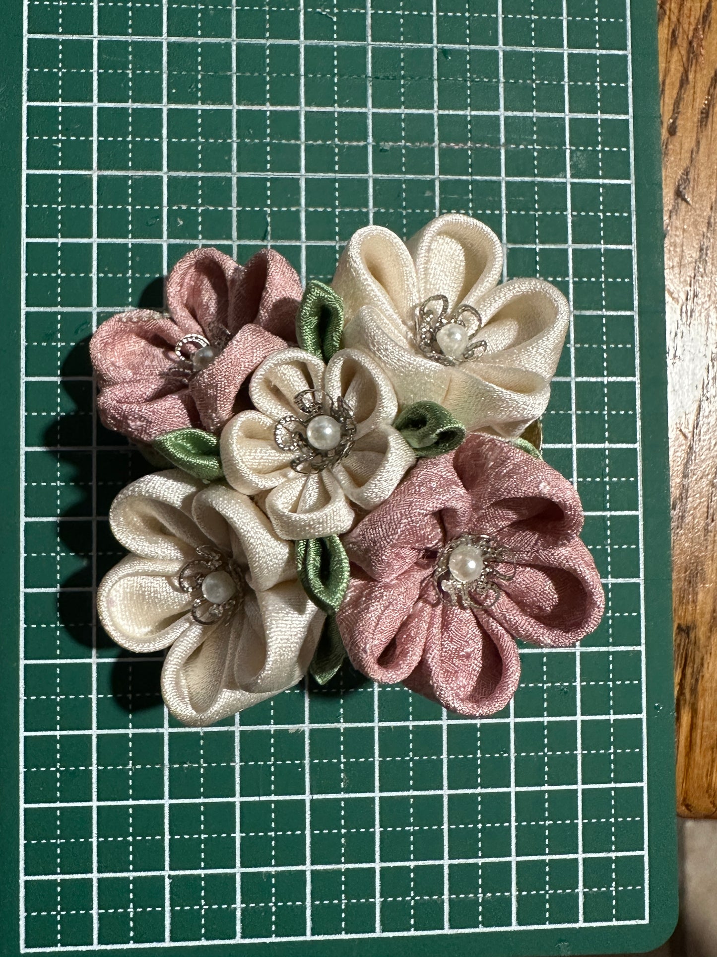 Pince broche Tsumamisaiku kimono japonais en soie